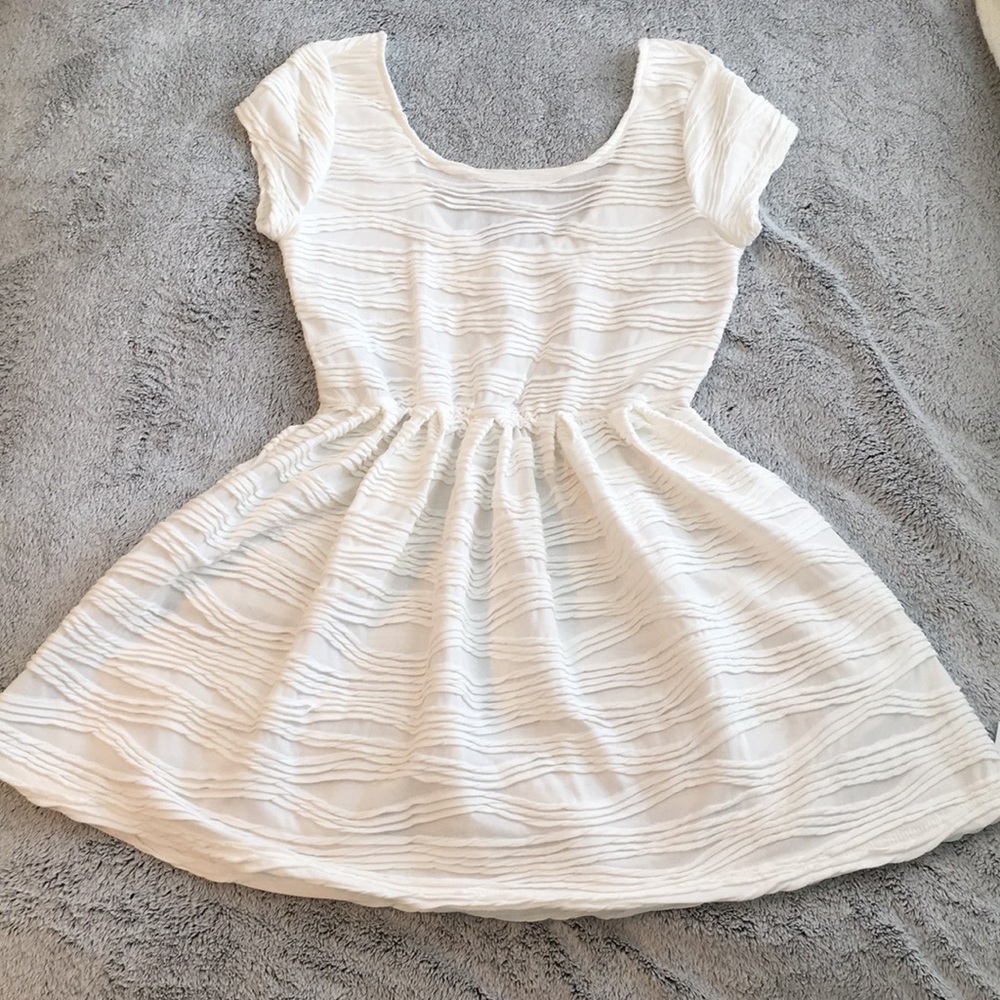 White scoopback dress - Picture 2 of 3